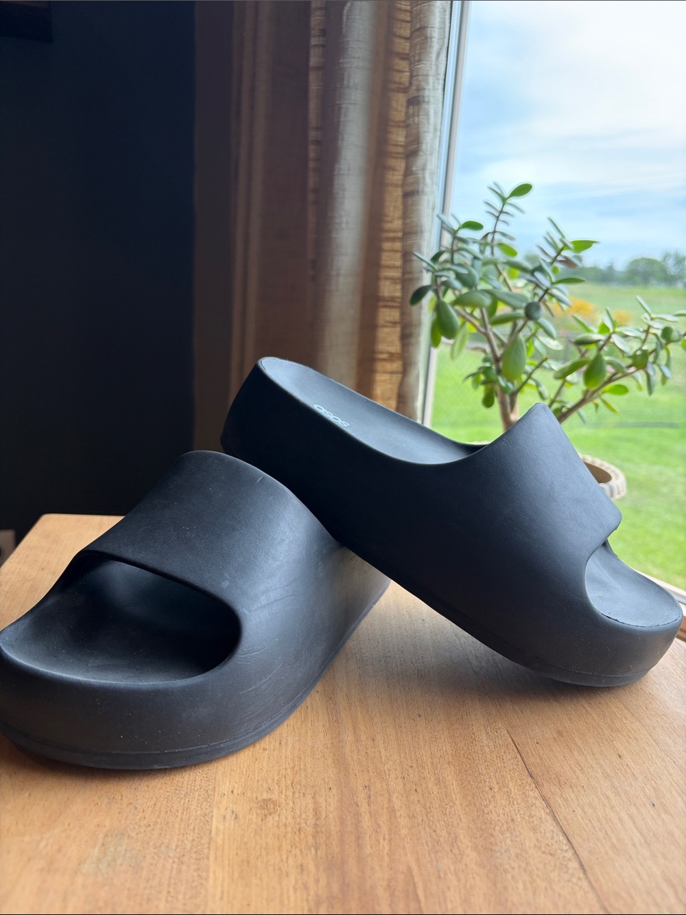 ASOS DESIGN chunky slides in Black